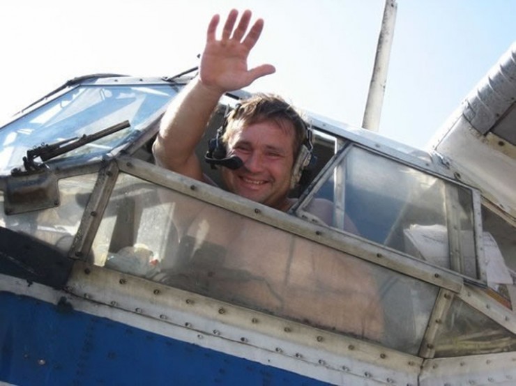 На фото — 46-летний Виталий Мациевский, командир экипажа пропавшего самолета, опытный летчик — более 15 тысяч часов налета. К тому же ему не раз приходилось сажать аварийные кукурузники