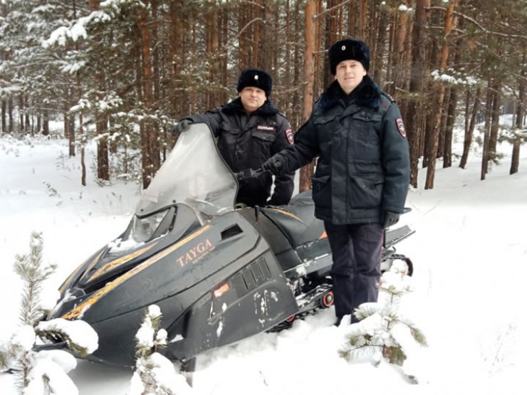 Капитан полиции Дмитрий Зверев (справа) и младший лейтенант Денис Рыков, на третий день поисков обнаружившие пропавшего охотника.
