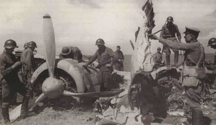 Кадры исторической фотохроники. Наши солдаты у сбитого японского истребителя
