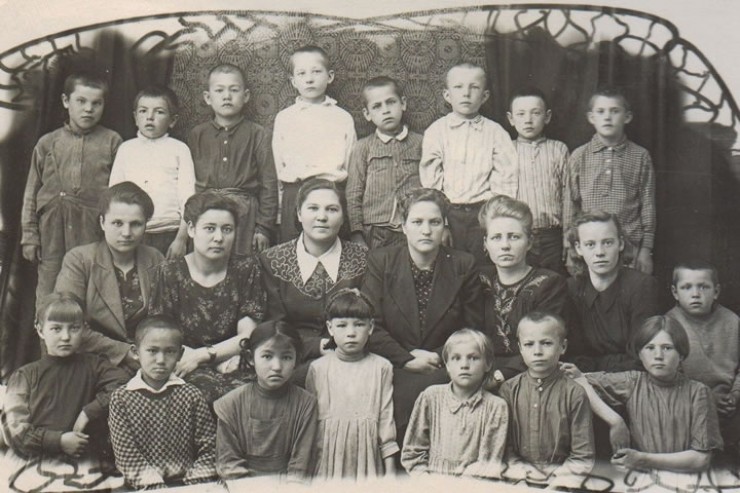 Мария Андреевна Савенкова (с белым воротничком) с первыми учениками. 1951 год