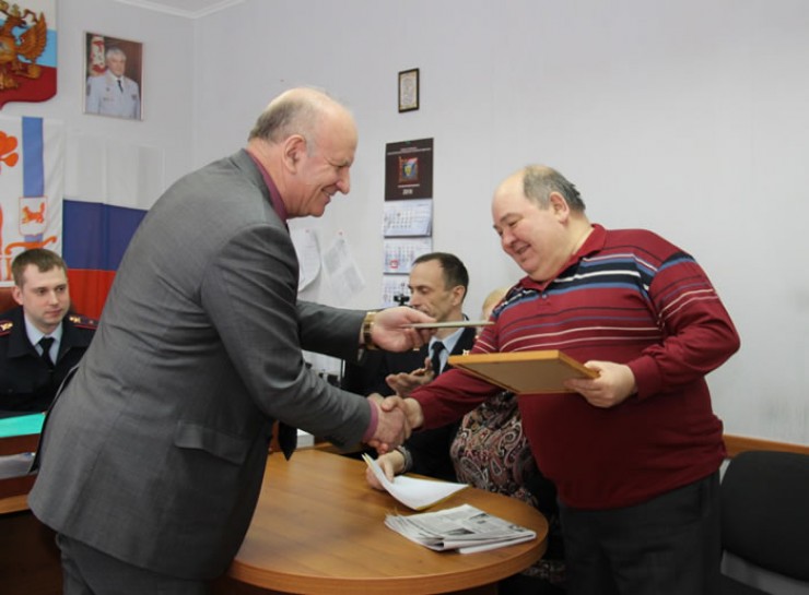 Сергей Кузьмин (справа) считает, что в нужную минуту ему помог многолетний опыт службы в органах внутренних дел