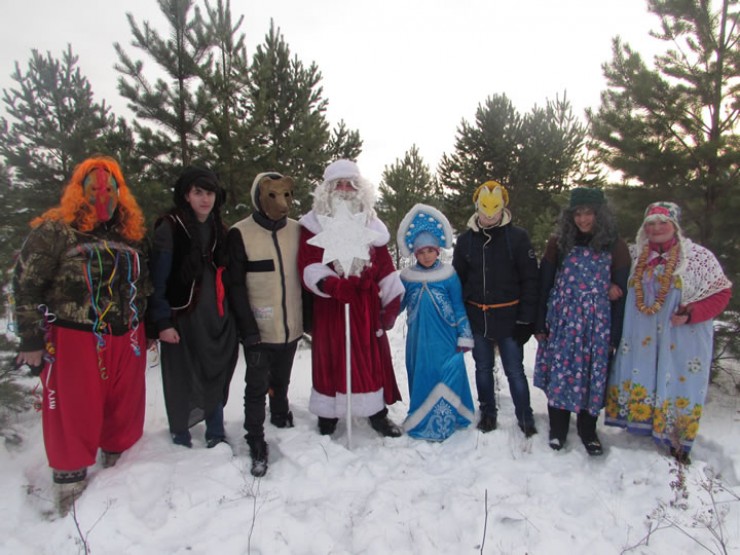 В селе Тихоновка 5 января ребятишки попадут в настоящую зимнюю сказку под названием «Сказочный лес». Все участники должны быть в костюмах любимых сказочных героев, например медведя, зайца, лешего или Бабки-Ёжки.