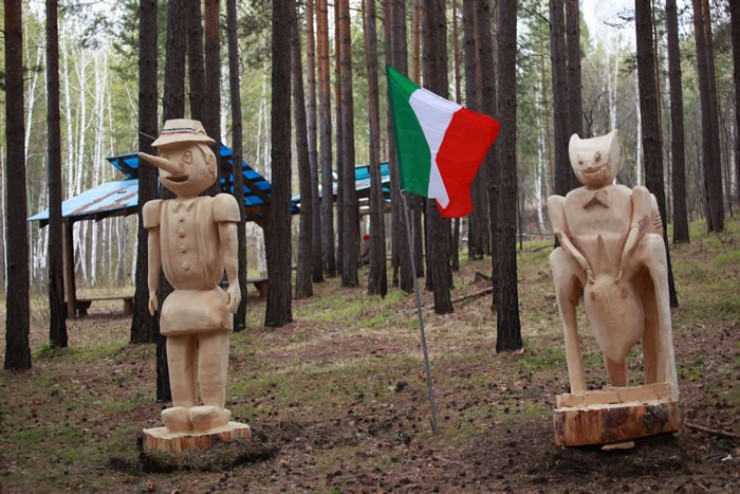 Скульптуры Хосе Луис Малька Атенсио и Кармела Порко Чентанни вырезали Пиноккио и сверчка.