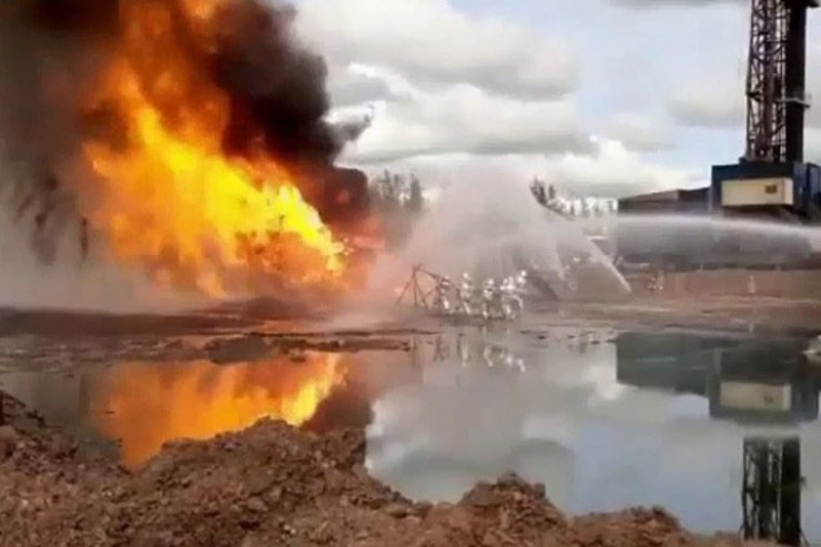 Пожар на скважине Аянского месторождения потушили выстрелом из «Рапиры»