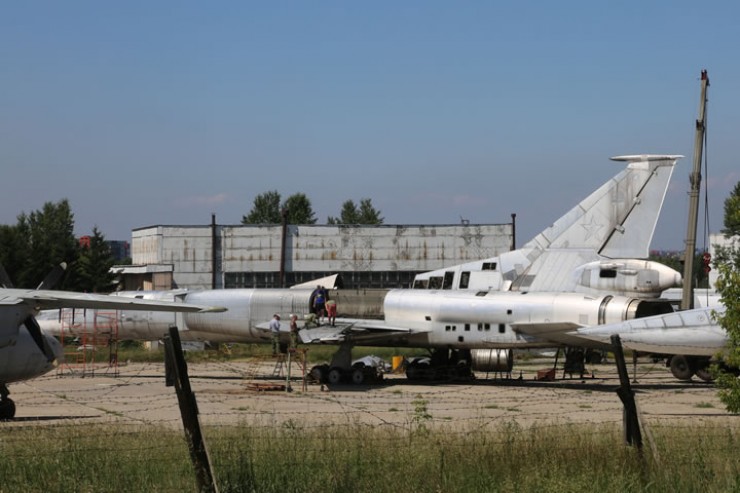 Дальний сверхзвуковой ракетоносец-бомбардировщик Ту-22М0 на учебном аэродроме ВВАИУ в процессе утилизации.