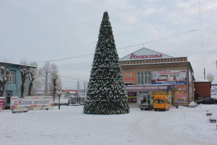 На площади Тулуна установили елку. 