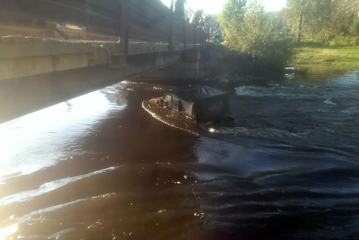 В сентябре 2017-го участковый спас водителя упавшего в реку УАЗа