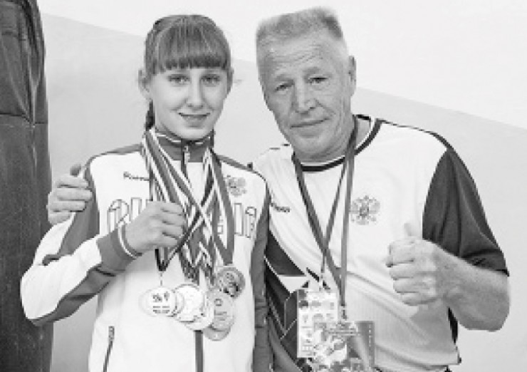Алёна Тремасова со своим тренером Василием Ейниковым занимается боксом шестой год. 15 —летняя спортсменка из сибирской глубинки мечтает выполнить норму мастера спорта РФ и выиграть Олимпийские игры