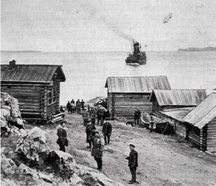 «Ангара» в Онгуренах, в порту на западном побережье Байкала. Английская печать сообщала, что «весь этот берег золотоносен, но никогда не подвергался минералогическим исследованиям» 