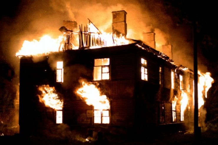 Пьяный поджигатель поднес зажигалку к мусору и дождался, пока он разгорится. Он поджег дом ночью, когда большинство жильцов спали.