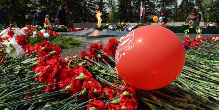 9 мая на площади у Вечного огня было многолюдно — иркутяне шли и шли с цветами к мемориалу. Дополняли праздник реконструкторы и артисты фронтовых бригад