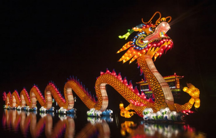 Новый год в Китае сопровождается танцами с символами животных  и Праздником фонарей