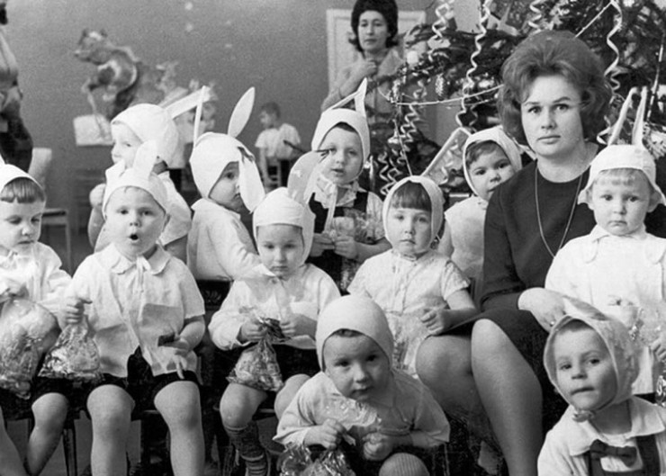 Дети в костюмах зайчиков.  Новый год в детском саду. 1968 год
