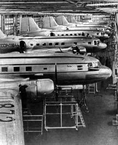 Самолет Ил-12 с бортовым номером СССР-Л1844 на заводе «Знамя труда» в Москве перед выпуском (второй спереди). Через несколько месяцев, 25 августа 1949 года, это воздушное судно потерпит крушение на склоне горы Кабаньей вблизи юго-восточного побережья Байкала.