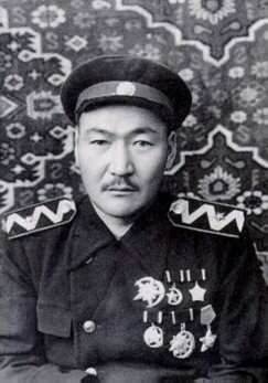 Исхакбек Монуев — министр обороны ВТР, погибший в авиакатастрофе в 1949 году.
