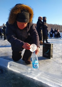 В Крещение пенсионер Виктор Васильевич ежегодно набирает воду здесь, на заливе. Окунаться не рискует — возраст. 