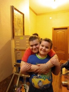 Жанна с сыном Ярославом в коридоре своей новой квартиры.