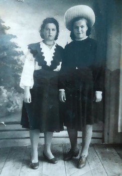 Тамара Попова с мамой Августой Васильевной, 1950-е.