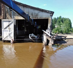 Чтобы безопасно подойти к складским помещениям и коровникам во время наводнения, на территории базы в качестве страховки пришлось тянуть канаты