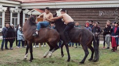 Немало смельчаков решили проявить молодецкую удаль и сразиться на конях.