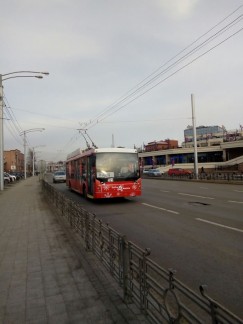 Троллейбус в тестовом режиме едет по улице 3 Июля в Иркутске. Надо сказать, его пассажиров ждут самые красивые виды города: 130-й квартал и река Ангара