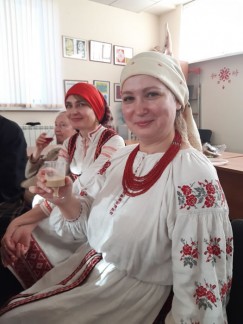 Алена Сипакова каждый год собирает  на праздник Деды всех, кому дорога белорусская культура. В этот день поминают усопших, поют протяжные белорусские песни, едят традиционные белорусские блюда из картошки и обязательно кутью