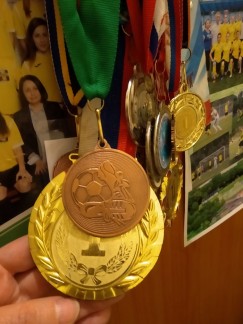 В копилке дочери Раменских Насти 14 кубков и более 150 медалей. Переезду юная спортсменка рада не меньше, чем взрослые.