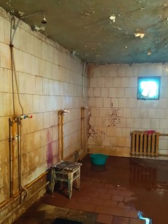 Так выглядит общий душ в старом офицерском общежитии.