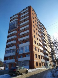 Жилой дом по адресу Пискунова, 40, насчитывает 137 квартир, примерно 60 из них заселены.