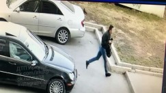 Это кадр с видеокамеры, расположенной  на одном из домов на бульваре Постышева: здесь водитель бросает свою машину и, схватив черный пакет, убегает в неизвестном направлении