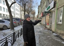 Марина Шабалина, старшая по дому в Пионерском переулке, 10, в Иркутске, рассказывает, что управляющая компания вынуждена буквально срубать штукатурку метрами, чтобы предотвратить ее падение на людей.
