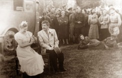 Актёры МХАТа Анастасия Зуева и Николай Дорохин в спектакле «Женитьба Белугина» (1942 год, Западный фронт)