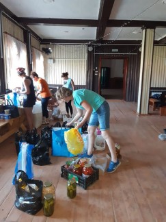 В пункт временного размещения в поселке Шумском неравнодушные приносили и привозили все, чем могли помочь. Вещи первой необходимости, продукты, соленья.