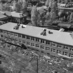 В школе № 90 посёлка Чунский продолжается комплексный капитальный ремонт, на который в этом году из бюджета Иркутской области выделено порядка 120 млн рублей. 