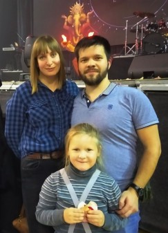 Анна и Александр Мироновы пришли на концерт вместе с дочерью Ярославой. Новая программа любимой рок-группы, кажется, понравилась всем троим.