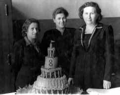 Торт «Высотное здание» и его создатель Елизавета Фёдоровна Второва (справа). Торт создан к 8 марта 1954 года архитекторами-чертёжниками, проектирующими «Сталинские высотки». 8 марта 1954 года. Фото из открытых источников.