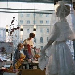 В магазине «Подарки» готовят витрину к 8 марта. 1967 год. Фото: Исаак Тункель, Дмитрий Ухтомский