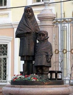 Памятник «Детям войны» (скульптор Константин Зинич), изготовленный на деньги граждан и установленный в городе Красноярске в 2005 году детям блокадного Ленинграда, вывезенным в Сибирь