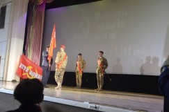 На торжественной церемонии вручения копии Знамени Победы