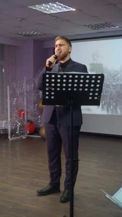Владислав Филимоненко исполняет "Летят перелётные птицы"
