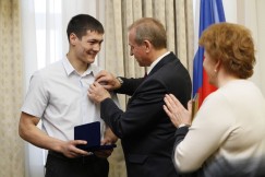 Сергей Левченко вручает награду  Денису Савицкому