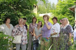 Хозяйка Татьяна Попова показывает гостям свои владения