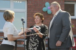 Валентина Вобликова и Игорь Федоровский вручают символические ключи  от дверей новой школы её директору