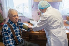 К пожилым людям медики приезжают на дом