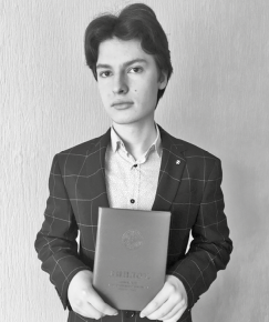 Артему Сафьянникову 17 лет, он учится в одной из гимназий Братска. Юноша увлекается обществоведческими дисциплинами, в особенности философией.