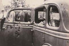 В мае 1934 года, попав в засаду на сельской дороге, Бонни и Клайд на своей машине были буквально изрешечены отрядом техасских рейнджеров — машину бандитов прошили 167 пуль. Так закончились похождения американской пары влюбленных грабителей, которые попутно своим романтическим отношениям убивали полицейских и грабили банки.