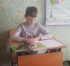В школу дети приезжают, когда нужно пройти аттестацию: написать диктант, контрольные, тесты. На фото Лев Маюров.