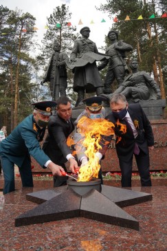 Огонь памяти в Ангарске зажжен у монумента воинам-победителям, основателям и первостроителям города, рожденного Победой.