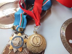 Эти медали вручили Екатерине Николаевне в правительстве Якутии за ее успешное крестьянское хозяйство «Восход». Все потому, что это был не только бизнес, но и благотворительность — свежие продукты она отдавала бесплатно в местный интернат для одиноких пожилых людей