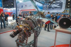 Вот отечественный двигатель ВК-800СМ. Правда, пока только макет. «Боевой» двигатель обещают поставить на стенд в этом году, а в 2025 он уже будет на самолёте.